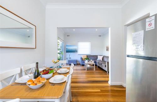 Shoal Bay House | Tomaree Cottage 12 Tomaree Road - 200 mtrs to Beach - Pet Friendly, linen, WiFi & aircon