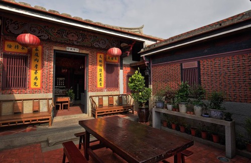 Jinsha Bed & Breakfast | Tomato Red