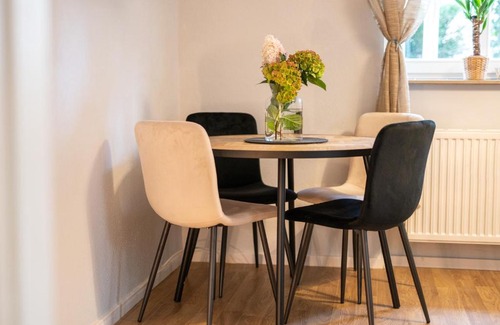 Trachau Apartment | TONI Charming Apartment im idyllischem Villenviertel mit Netflix