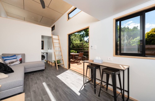 Mount Maunganui House | Toodle's Cozy Loft Hideaway