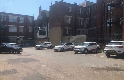 Ipswich Apartment | Toothbrush Apartments - Lloyds Avenue