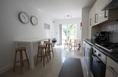 Graveney House | Tooting Rooms & Studio by PrimeCityHosts