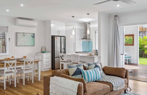 Dicky Beach House | Tooway Beach House Walk to beach & Pet-friendly