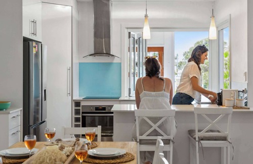 Dicky Beach House | Tooway Beach House Walk to beach & Pet-friendly