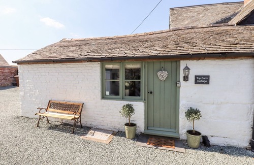 Felton Cottage | TOP FARM COTTAGE, pet friendly, character holiday cottage in Knockin