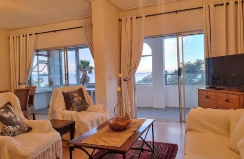 Gordons Bay Central Apartment | 'Top Flat' Apartment with Easy Beach Access, Sea front sleeps 5