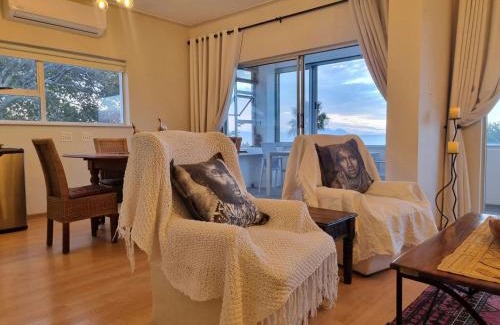 Gordons Bay Central Apartment | 'Top Flat' Apartment with Easy Beach Access, Sea front sleeps 5