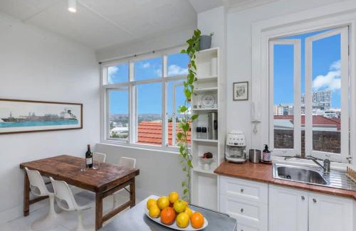 Darlinghurst Apartment | Top Floor 1 Bedroom Apt with Views Close To CBD