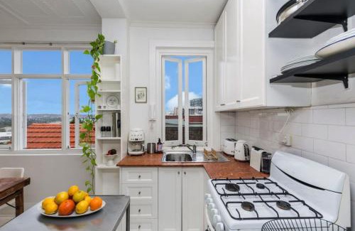 Darlinghurst Apartment | Top Floor 1 Bedroom Apt with Views Close To CBD