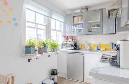St. Helen's Apartment | Top Floor 1BD Flat with Balcony - Ladbroke Grove