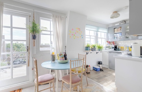 St. Helen's Apartment | Top Floor 1BD Flat with Balcony - Ladbroke Grove