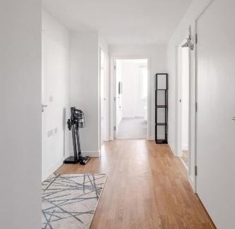 Gascoigne Apartment | Top Floor 2-Bed East London Apartment Long Stay Deals Available