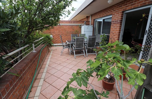 Matraville Apartment | Top floor 2 bedroom apartment with leafy balcony, 5 min drive to beach and shops