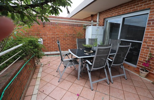 Matraville Apartment | Top floor 2 bedroom apartment with leafy balcony, 5 min drive to beach and shops