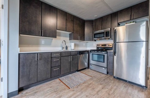 Downtown Des Moines Apartment | Top Floor Amazing Views Free Parking Fast Wifi Gym