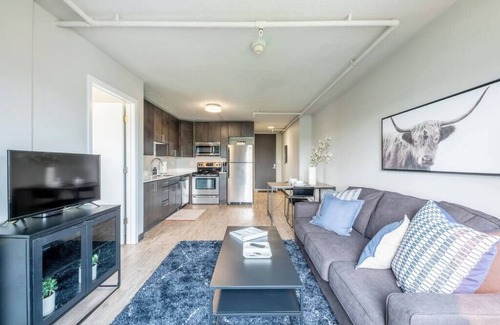 Downtown Des Moines Apartment | Top Floor Amazing Views Free Parking Fast Wifi Gym