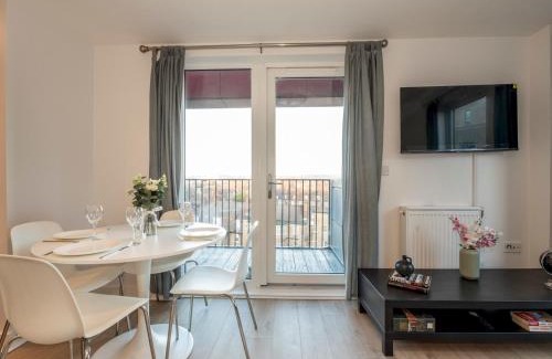 Whittington Apartment | Top Floor Apartment 2 Mins to Train Station, Near London Museum