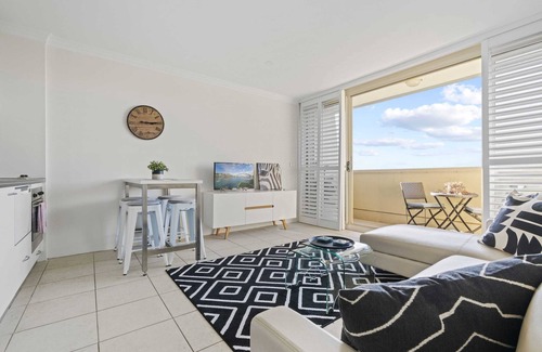 Neutral Bay Apartment | Top Floor Apartment with Balcony in Great Location