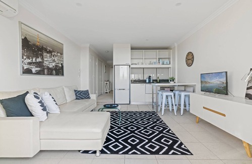 Neutral Bay Apartment | Top Floor Apartment with Balcony in Great Location
