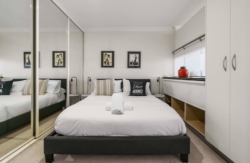Neutral Bay Apartment | Top Floor Apartment with Balcony in Great Location