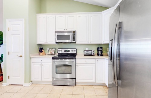 Sunset Island Condo | Top-floor beach condo w/partial bay views, shared pools, & central AC