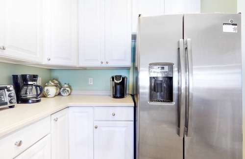 Sunset Island Condo | Top-floor beach condo w/partial bay views, shared pools, & central AC