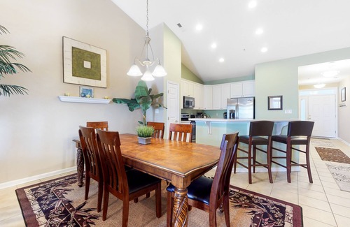 Sunset Island Condo | Top-floor beach condo w/partial bay views, shared pools, & central AC