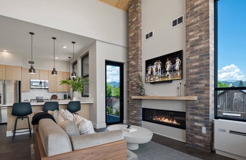 Sandpoint Condo | Top-floor Condo w/Rooftop Hot Tub in Downtown