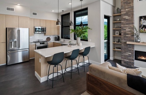Sandpoint Condo | Top-floor Condo w/Rooftop Hot Tub in Downtown