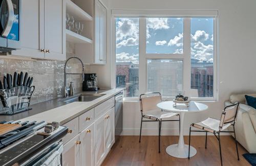 Downtown Salt Lake City Apartment | Top floor Deluxe 1BR Pool,Gym,Htub,Bowling and More