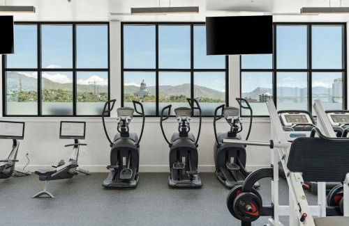 Downtown Salt Lake City Apartment | Top floor Deluxe 1BR Pool,Gym,Htub,Bowling and More
