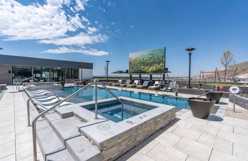 Fairpark Apartment | Top floor Deluxe 1BR Pool/Gym/Htub/Bowling + More!