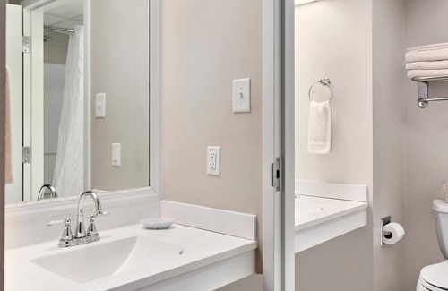 North East Hotel | Top Floor Family Deluxe Bay View