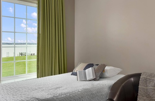 North East Hotel | Top Floor Family Deluxe Bay View