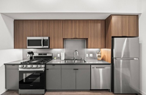 Willmore Apartment | Top-Floor Gem/Walk to Attractions