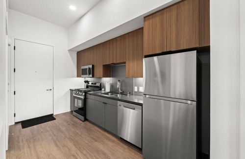 Willmore Apartment | Top-Floor Gem/Walk to Attractions