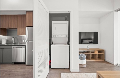 Willmore Apartment | Top-Floor Gem/Walk to Attractions