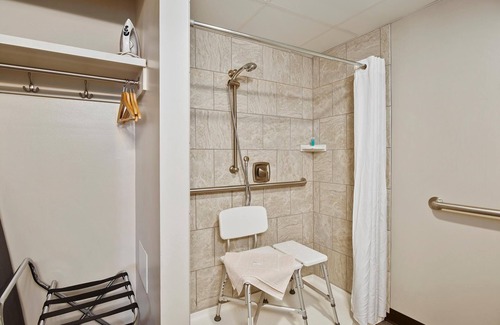 North East House | Top Floor Handicap Accessible Bay View