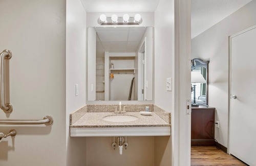 North East House | Top Floor Handicap Accessible Bay View