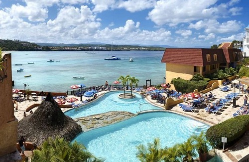 El Batey Apartment | Top-floor hotel room with ensuite bathroom and sea views, central location