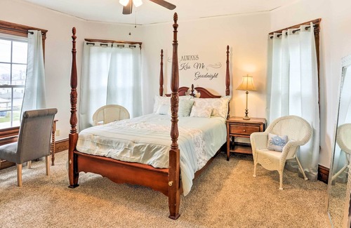 Lorain Apartment | Top-floor Lake Erie Apartment: Walk to Lakefront!