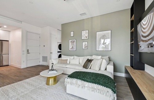 Crescent Lake Apartment | Top Floor Luxury - Views - 5 min to Downtown
