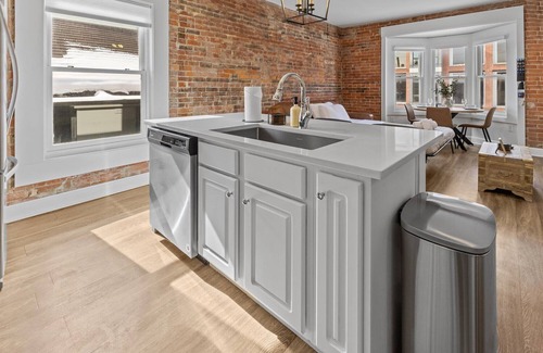 Chatham-Arch Apartment | Top Floor - Mass Ave in Heart of Indy with Balcony