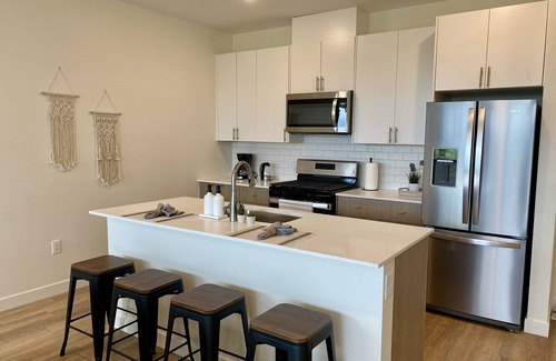 Berkley Apartment | Top Floor Modern 2 Bed 2 Bath - Mountain Views