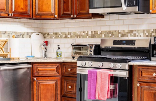 McGinley Square Apartment | Top Floor of Brick Townhouse Short Ride to NYC