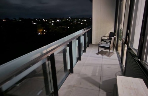 Kew Apartment | Top-Floor Retreat with Stunning River View Apt on Abbotsford with free parking