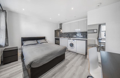 Southwark Apartment | Top Floor Studio in Camberwell
