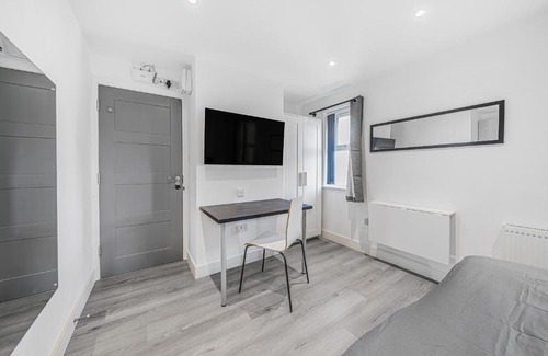 Southwark Apartment | Top Floor Studio in Camberwell