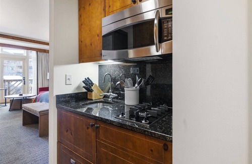 Stowe Area Apartment | Top Floor Studio, North Wing, Lodge @ Spruce Peak
