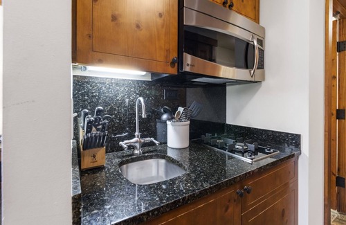 Stowe Area Apartment | Top Floor Studio, North Wing, Lodge @ Spruce Peak